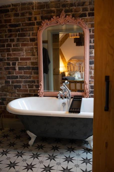 The Cart House - Beautiful Contemporary Barn - Hot Tub Bridgnorth Exterior foto