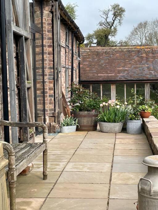 The Cart House - Beautiful Contemporary Barn - Hot Tub Bridgnorth Exterior foto
